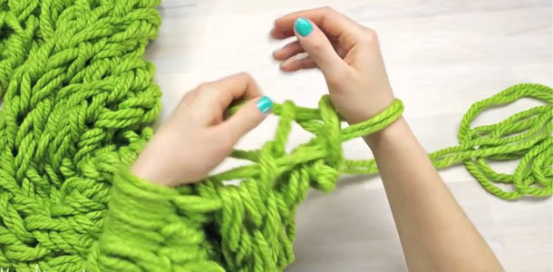 30 Dakika’da Kol İle Örülen Atkı & Kaşkol Yapılışı