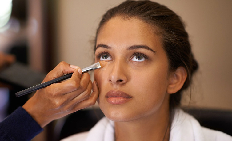 Esmerlere yakışan makyaj tüyoları neler vişne çürüğü ruj tercih edin!