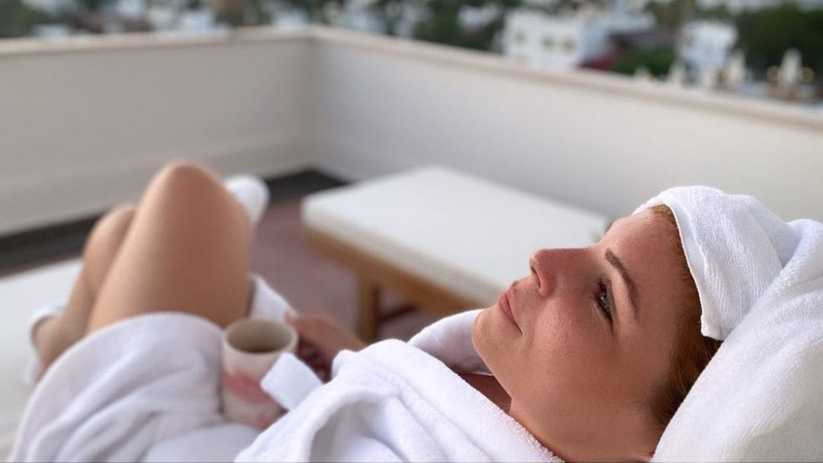 Pelin Öztekin’den bornozlu paylaşım
